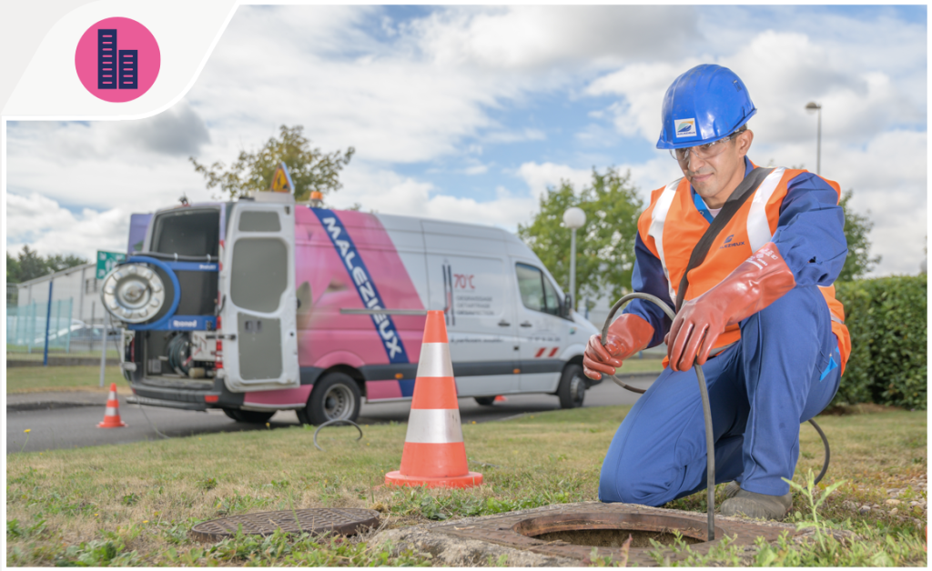 Ouvrier Malezieux intervenant sur une canalisation extérieure